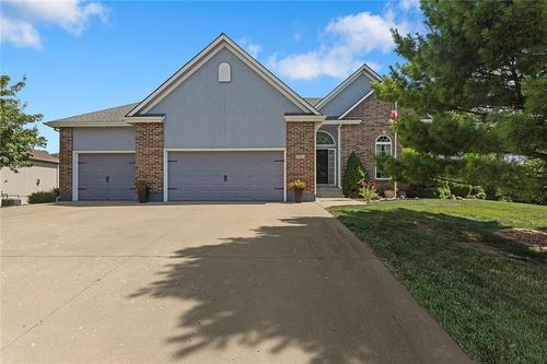 501 Chestnut Cir, Raymore, MO, 64083-8595 | Card Image