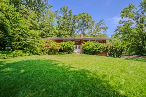 4 Northrop Rd, Woodbridge, CT, 06525-1719 | Card Image