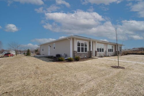 613 Hunter Oaks Boulevard, Watertown, WI, 53094 | Card Image