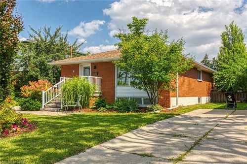 5 Burrwood Dr, Hamilton, ON, L9C3S9 | Card Image