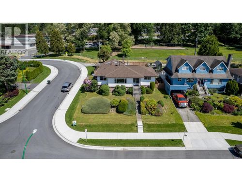 6825 Hycrest Dr, Burnaby, BC, V5B2X3 | Card Image