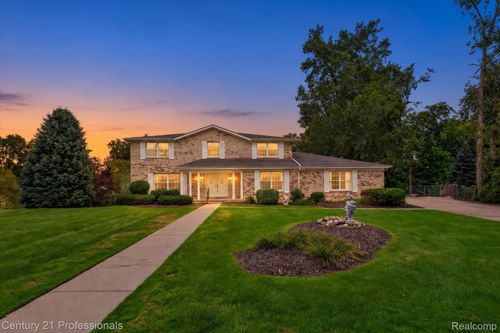 6075 Quaker Ln, Washington Township, MI, 48094-2869 | Card Image
