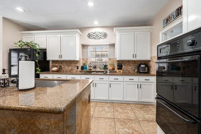 Tons of storage and counter space! | Image 9