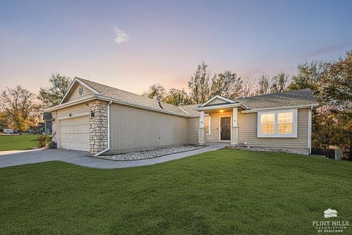 422 Navajo Dr, Junction City, KS, 66441-3370 | Card Image