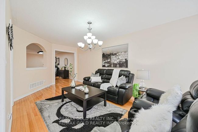 11 Caversham Dr, House attached with 6 bedrooms, 4 bathrooms and 3 parking in Brampton ON | Image 10