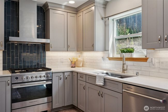 Look! Just LOOK at that stove. And the tile backdrop is so pretty | Image 13