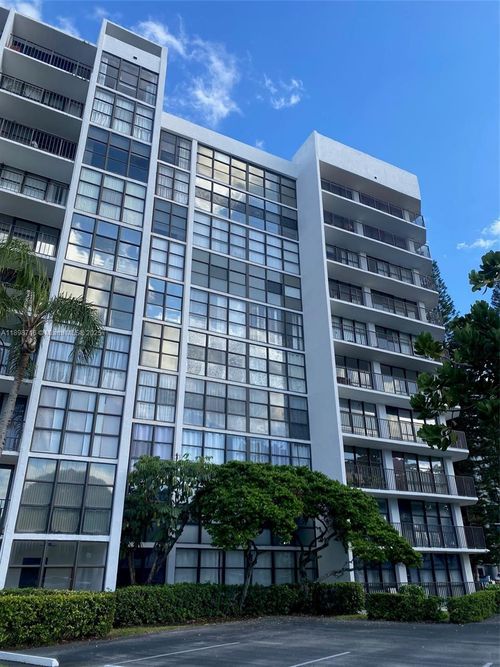 427-1000 Parkview Dr, Hallandale Beach, FL, 33009-8914 | Card Image