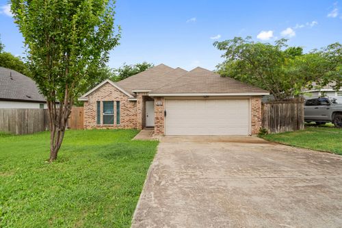 826 Tuskegee St, Grand Prairie, TX, 75051-2632 | Card Image