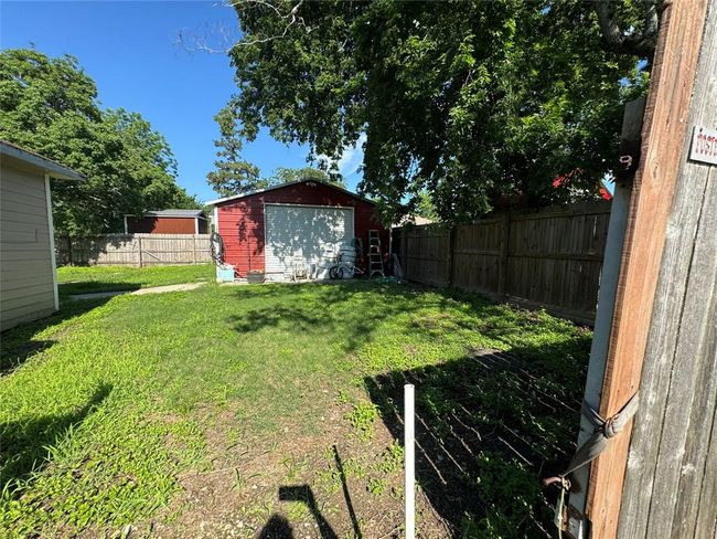 204 Galveston Avenue, House other with 3 bedrooms, 2 bathrooms and null parking in Anahuac TX | Image 4