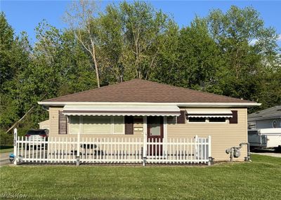 View of front facade with a front yard and covered porch | Image 1