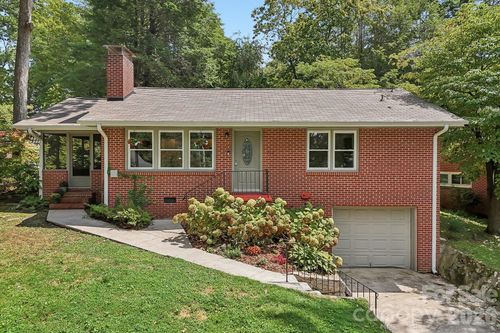 322 Crescent Ave, Hendersonville, NC, 28792-2500 | Card Image