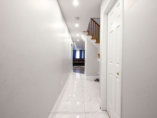 22 Gilgorm Rd, Condo with 3 bedrooms, 3 bathrooms and 1 parking in Brampton ON | Image 6
