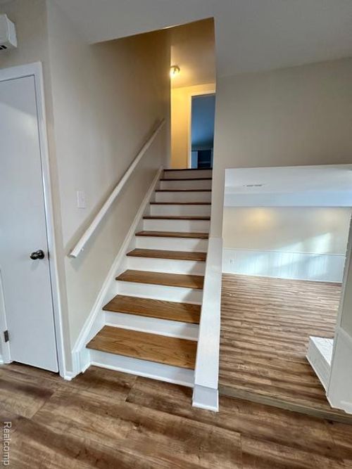 5285 Hardwoods Dr, West Bloomfield, MI, 48323-2737 | Card Image