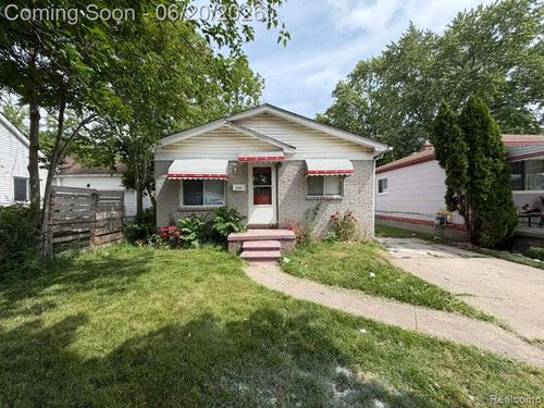 8307 Essex Ave, Warren, MI, 48089-1668 | Card Image