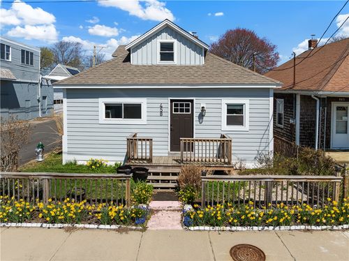 458 Park Ave, Portsmouth, RI, 02871-4913 | Card Image