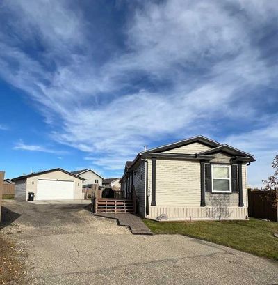 11205 97 St, House detached with 3 bedrooms, 2 bathrooms and 10 parking in Clairmont AB | Image 1