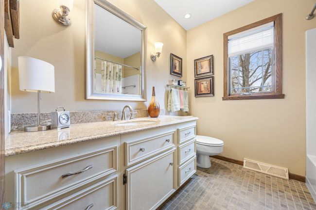 Full guest bath - upstairs | Image 42
