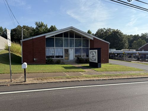 156 W Main St, Camden, TN, 38320-1786 | Card Image