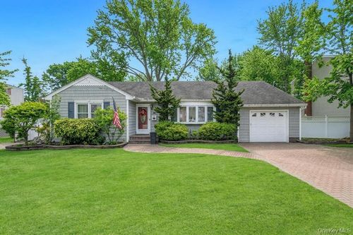 990 Thomas Ave, Baldwin, NY, 11510-4143 | Card Image