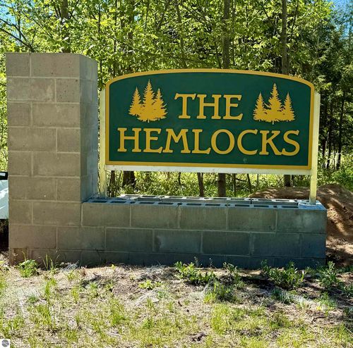 8787 Hemlock Hill Dr, Traverse City, MI, 49685-7929 | Card Image