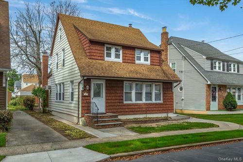 61 Dartmouth St, Williston Park, NY, 11596-1811 | Card Image