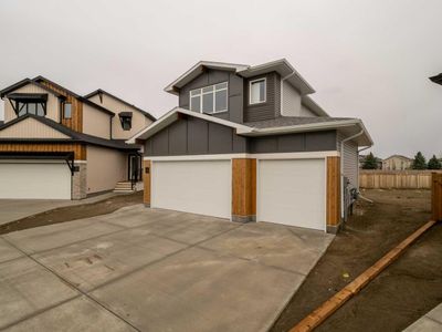 61 Goldenrod Pl W, House detached with 3 bedrooms, 2 bathrooms and 6 parking in Lethbridge AB | Image 2