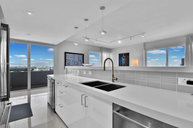 PHH - 9225 Collins Ave, Condo with 3 bedrooms, 3 bathrooms and null parking in Surfside FL | Image 4