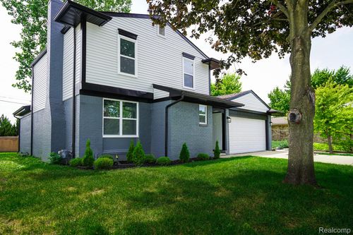 45293 Heatherwoode Ln, Macomb, MI, 48044-4159 | Card Image