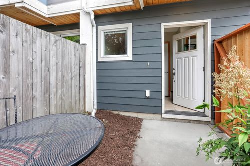 516 N 46th St, Seattle, WA, 98103 | Card Image