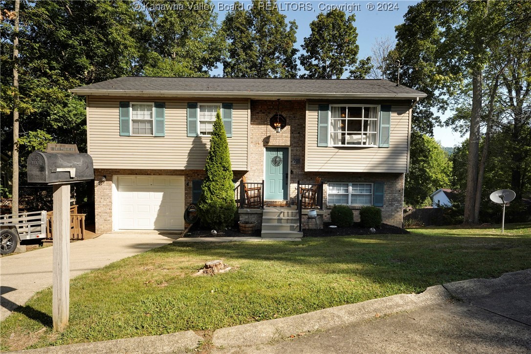 White Oak Ln, Hurricane, WV 25526