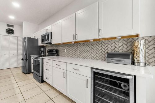 apt-e2-103 Half Moon Cir, Hypoluxo, FL, 33462-5495 | Card Image