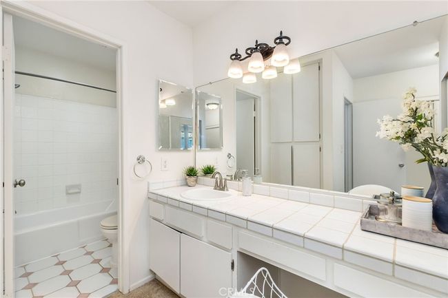 UNIT-209 - 14315 Riverside Dr, Condo with 2 bedrooms, 2 bathrooms and 3 parking in Sherman Oaks CA | Image 11