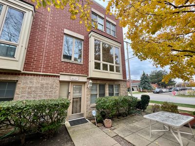 8627 Niles Center Road, Townhouse with 3 bedrooms, 3 bathrooms and 2 parking in Skokie IL | Image 1