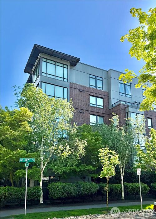 204-4547 8th Ave Ne, Seattle, WA, 98105-6704 | Card Image