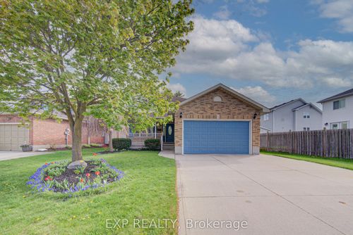 225 Dartmoor Cres, Waterloo, ON, N2K3S9 | Card Image