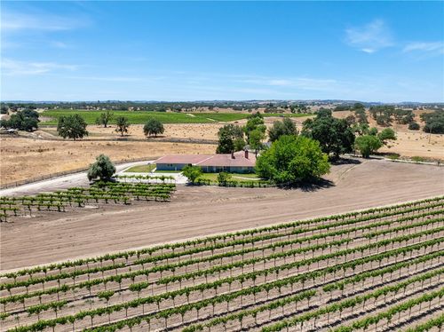 5275 Camp 8 Rd, PASO ROBLES, CA, 93446-8427 | Card Image