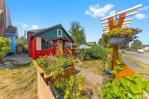 2018 Rockefeller Ave, Everett, WA, 98201-2252 | Card Image