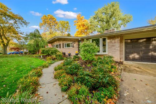 20351 Canal Dr, Grosse Ile, MI, 48138-1171 | Card Image