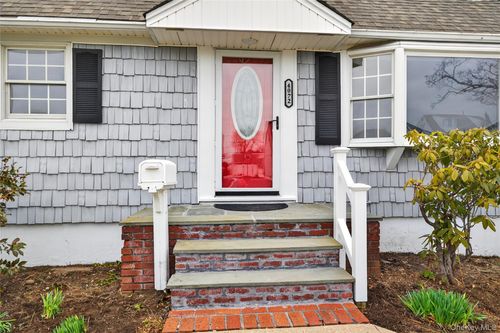 4072 Maywood Drive, Oyster Bay, NY, 11783 | Card Image