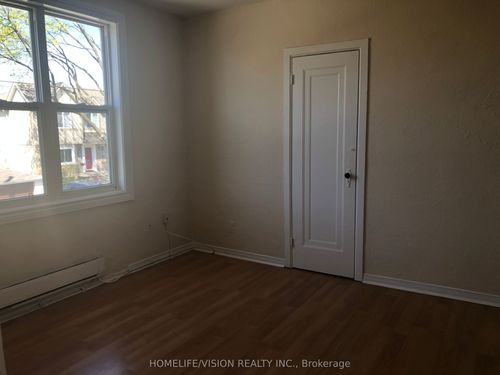 2-421 Sutherland Dr, East York, ON, M4G1K4 | Card Image