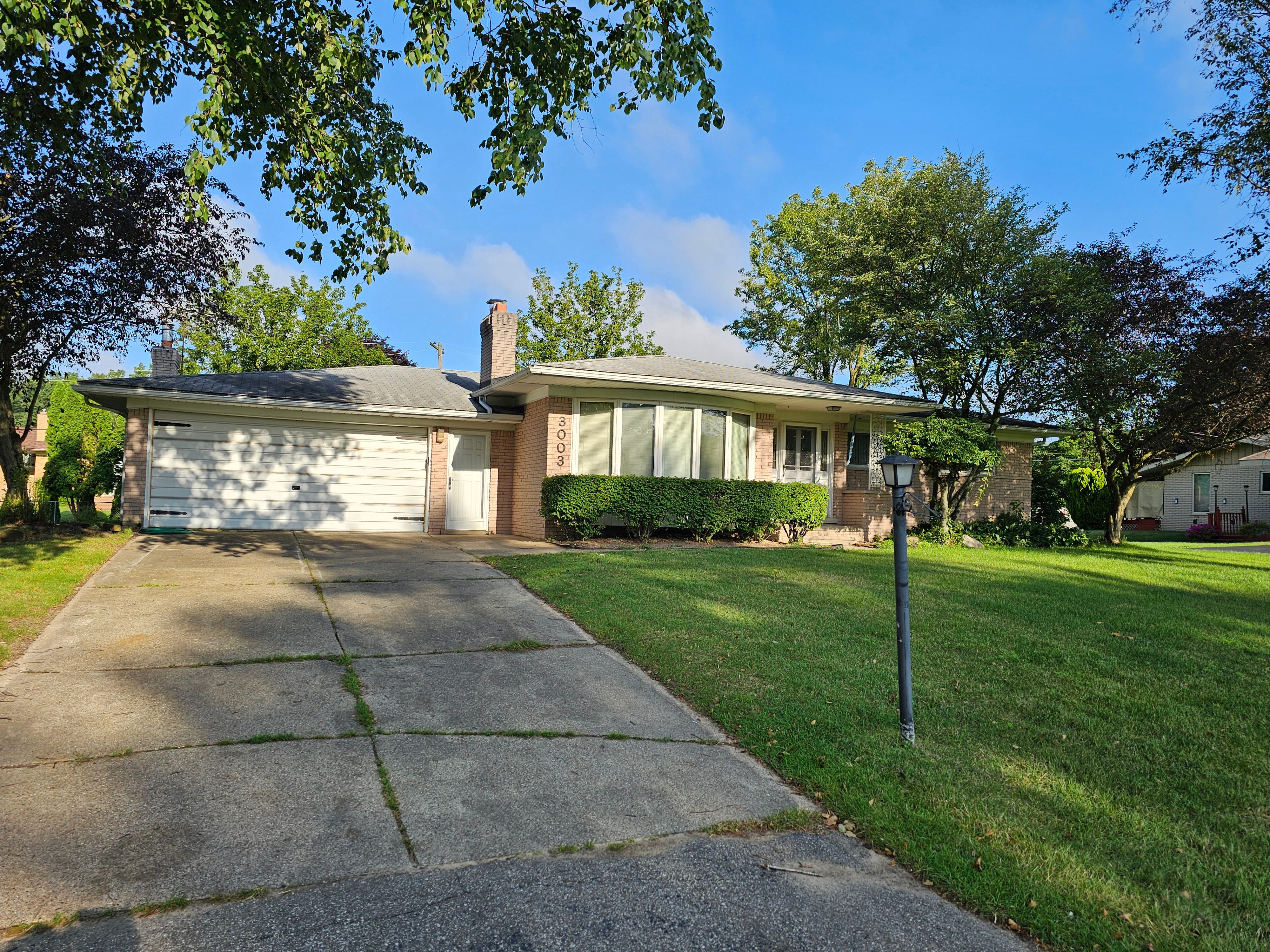 Huntington Park Dr, Waterford, MI 48329