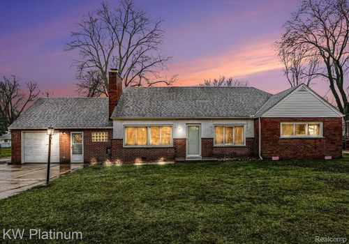 8320 Russell St, Shelby Township, MI, 48317-5355 | Card Image