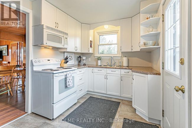7401 Bond Rd, House other with 3 bedrooms, 2 bathrooms and 10 parking in Port Franks ON | Image 13