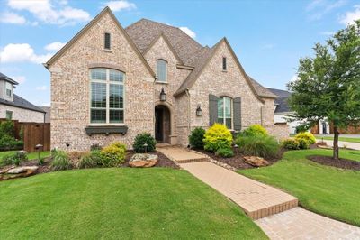 View of front facade featuring a front yard | Image 3