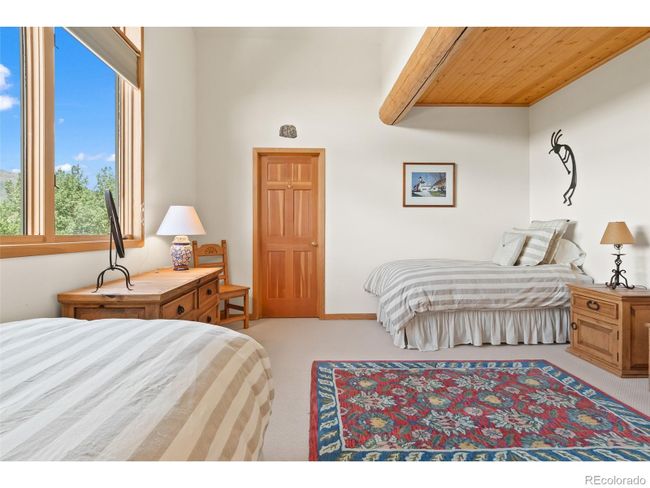 Twin guest bedroom | Image 38