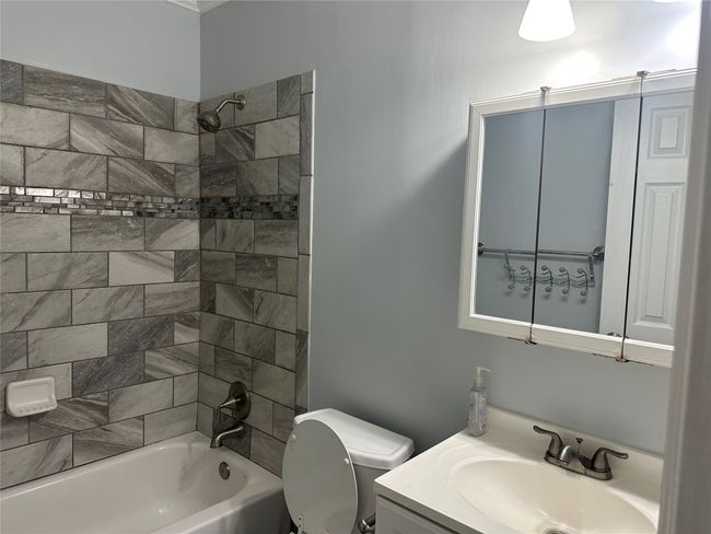Full bath with shower combination, toilet, and vanity | Image 9