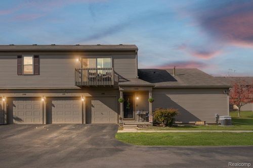 13886 Watersway Dr, Gibraltar, MI, 48173-8726 | Card Image