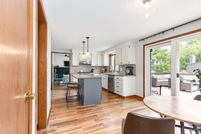 Eat-in area of kitchen. | Image 13