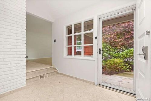 93 Seton Dr, New Rochelle, NY, 10804-1605 | Card Image