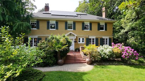 990 Terrace Ave, Victoria, BC, V8S3V3 | Card Image